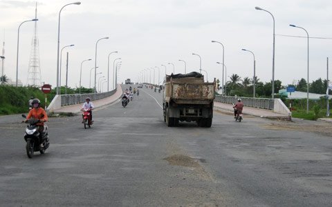 Đi ôtô, bị người đi xe máy dùng dao đâm chết