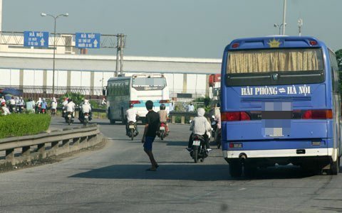 Xã hội đen núp bóng sau nhà xe?