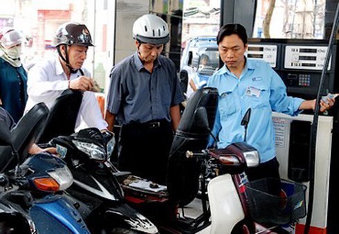Lý do tế nhị trì hoãn giảm giá xăng