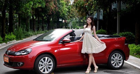 Thiếu nữ đẹp hút hồn bên xe mui trần