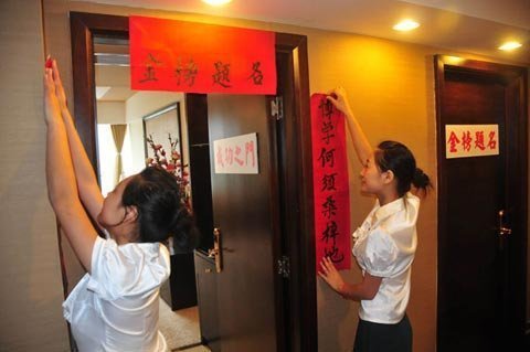 Phụ huynh Trung Quốc phát cuồng trước kì thi đại học