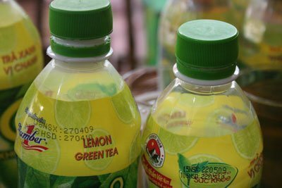 Đòi đổi 50 triệu cho con gián trong chai trà