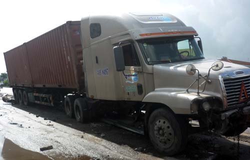 Container cán nát hàng trăm mét dải phân cách