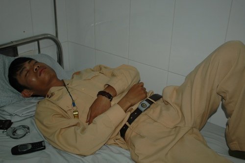 2 bố con đánh CSGT nhập viện