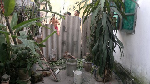 Bị dân kiện vì đập tường để cải tạo đường thoát nước