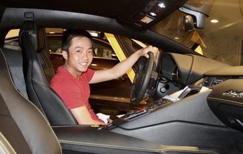 Cường 'đô la' khoe siêu xe Lamborghini Aventador màu vàng