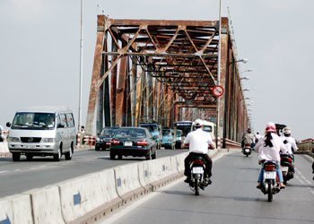 Hà Nội: CSGT cứu 2 mẹ con nhảy cầu tự tử