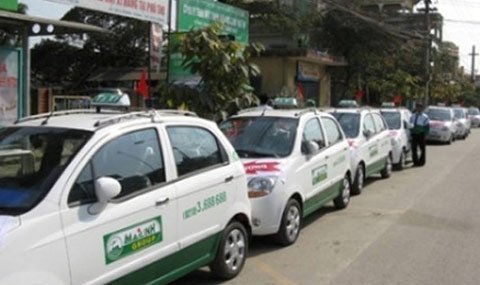 Cước taxi bắt đầu giảm theo giá xăng