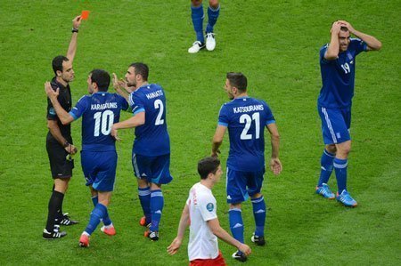 “Trọng tài sai lầm ở trận khai mạc”