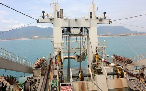 Cận cảnh ‘cỗ máy khổng lồ’ hút cát trên biển