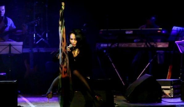 Thanh Lam mải hát đến ngã chổng vó trên sân khấu