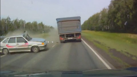 Cú đâm xe kinh hoàng trên cao tốc