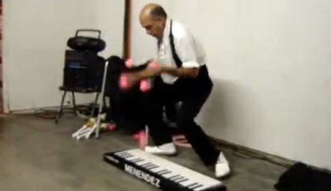 Dùng bóng chơi piano điêu luyện