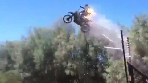 Biểu diễn xe máy cháy rừng rực lao qua hồ