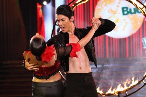 Trương Nam Thành khoe bụng 6 múi lấy 4 điểm 10