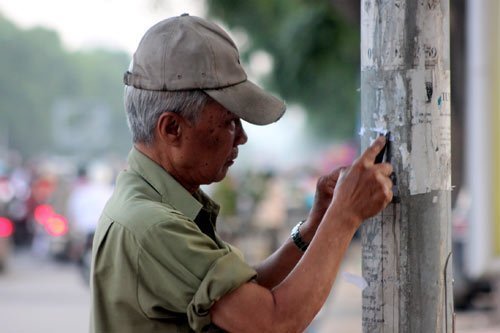 Ông lão lặng lẽ 10 năm đi bóc, xóa quảng cáo, rao vặt