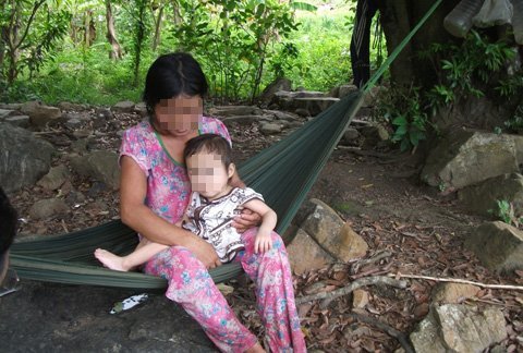 Cơ cực 2 mẹ con “người rừng”