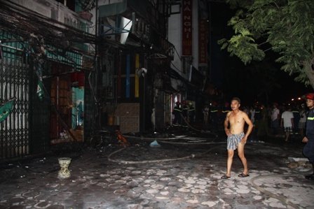 Cháy nhà nghỉ lúc nửa đêm, dân cư náo loạn