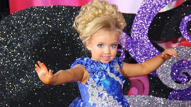 Một cô bé 2 tuổi trở thành cỗ máy thi sắc đẹp