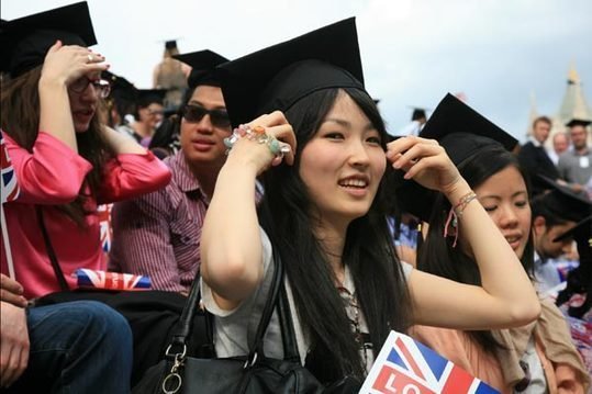 EU khủng hoảng: Dân châu Á tranh thủ du lịch, du học