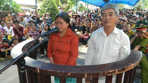 Phẫn nộ tại phiên xử bố mẹ nuôi đánh con tàn ác