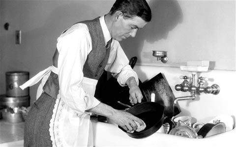 Cần dạy nữ sinh cách chọn chồng