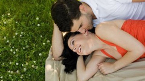 Ở cùng với người mới, đi chơi với người cũ