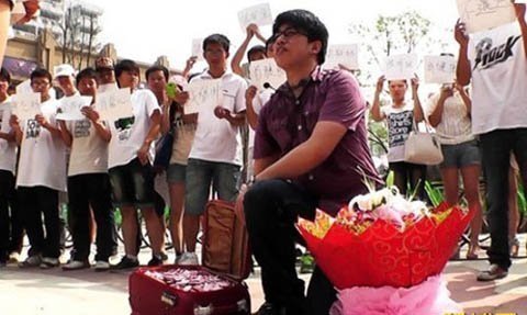 Cầu hôn bạn gái bằng một vali tiền