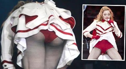 Bất chấp dư luận Madonna lại làm trò lố trên sân khấu