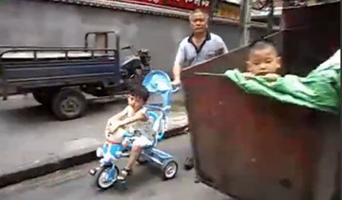 Ám ảnh em bé trong xe rác