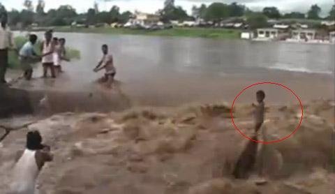 Bé 2 tuổi giữa dòng lũ cuồn cuộn