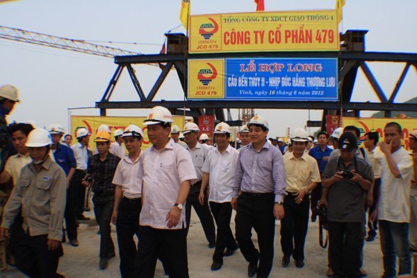 Hợp long nhịp đúc hẫng Cầu Bến Thủy 2