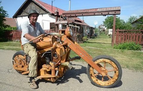Độc đáo xe máy làm bằng... gỗ