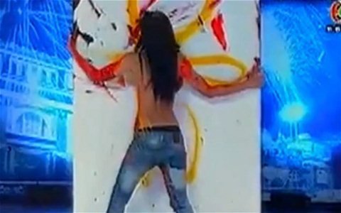 Sốc với màn thí sinh vẽ tranh bằng ngực