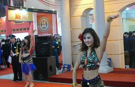 Dùng gái đẹp 'câu' khách mua nhà