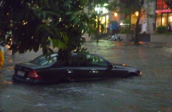 Dự báo chiều nay Hà Nội mưa lớn, ngập nặng