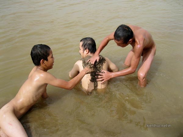 Bãi 'tắm tiên' sông Hồng: Nơi nảy nở những… “tình gay”?