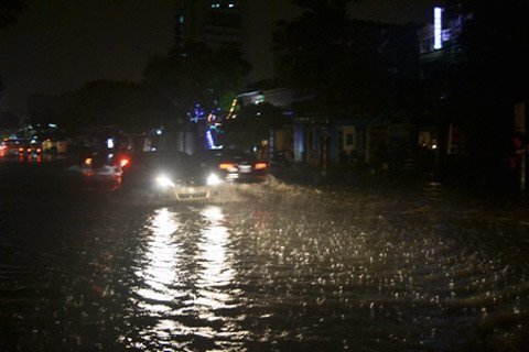 Mưa lớn, Hà Nội ngập cục bộ