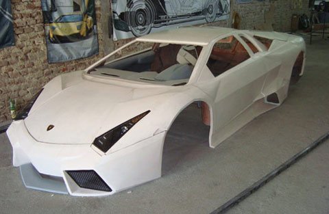 Đột nhập xưởng sản xuất Lamborghini và Ferrari nhái