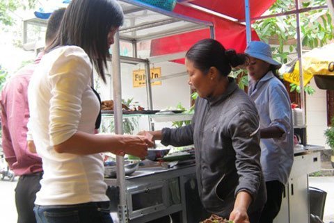 Dân công sở ăn cơm lề đường, mặc đồ 'tái chế'