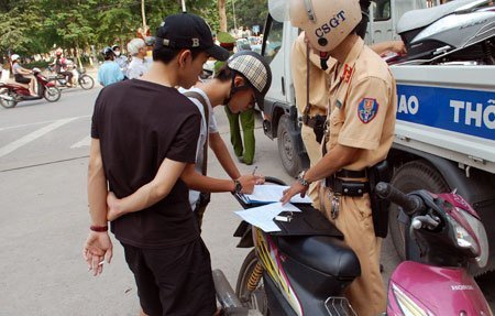 Yêu cầu CSGT cho xem hình ảnh vi phạm có được không?