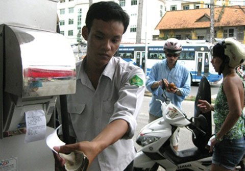 Mua xăng, người dân vứt hoá đơn đi