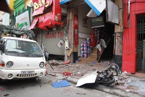 Phút đối mặt chủ tiệm vàng và tên cướp