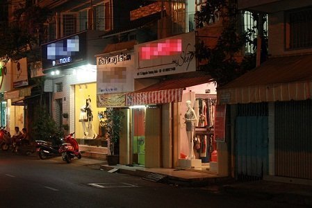 Shop online lấn sân shop “sung sướng”