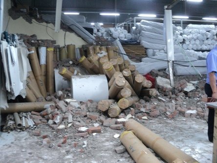 Sập tường, 7 người chết và bị thương