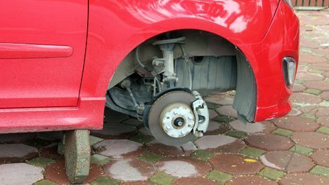 Hà Nội: Hai xe ô tô bị trộm mất bánh