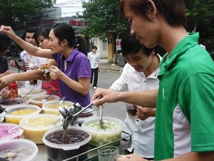 Chè tự chọn vỉa hè: Độc hại đến... kiến ruồi cũng khiếp