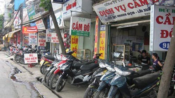 Mùa Euro: Xếp hàng đi... cầm đồ