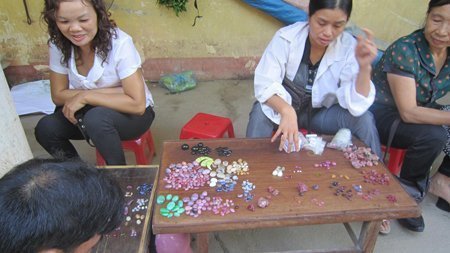Duy nhất ở Việt Nam: 'Chợ đá quý' bán... như rau