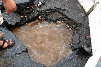 Hà Nội: Vỡ ống nước, xuất hiện 'hố tử thần'